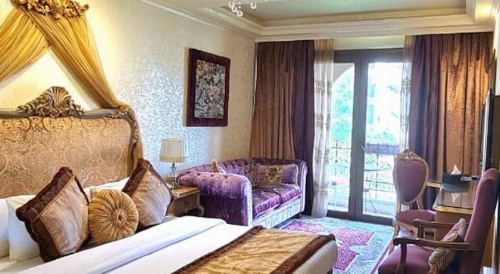 Q Hotel image 1